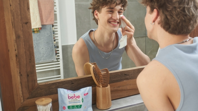 Bebe setzt mit neuer Markenbotschaft auf Diversität und Nachhaltigkeit - Mit seiner neuen Kampagne positioniert sich Bebe neu in Richtung Diversität und Nachhaltigkeit. Die ab September verkäuflichen Reinigungstücher sind kompostierbar - Quelle: Bebe
